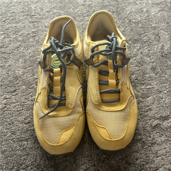 Air Max 1
Travis Scott - Saturn Gold
D09392 700 - Picture 2 of 8